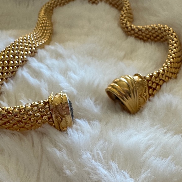 Vintage Avon Gold Plated Mesh Chain Magnetic Front Lock Necklace NEW IN BOX - Picture 5 of 7
